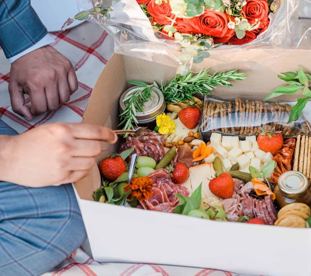 Why Use Disposable Charcuterie Boards with Lids for Parties?