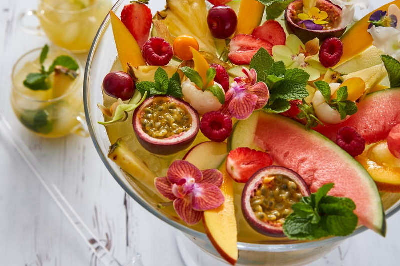 What Comes in A Disposable Punch Bowl Set?