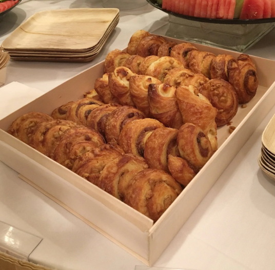 How Do Disposable Trays with Lids Help Keep Food Fresh?
